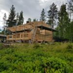 Hirsimökin säältä suojaan asennus